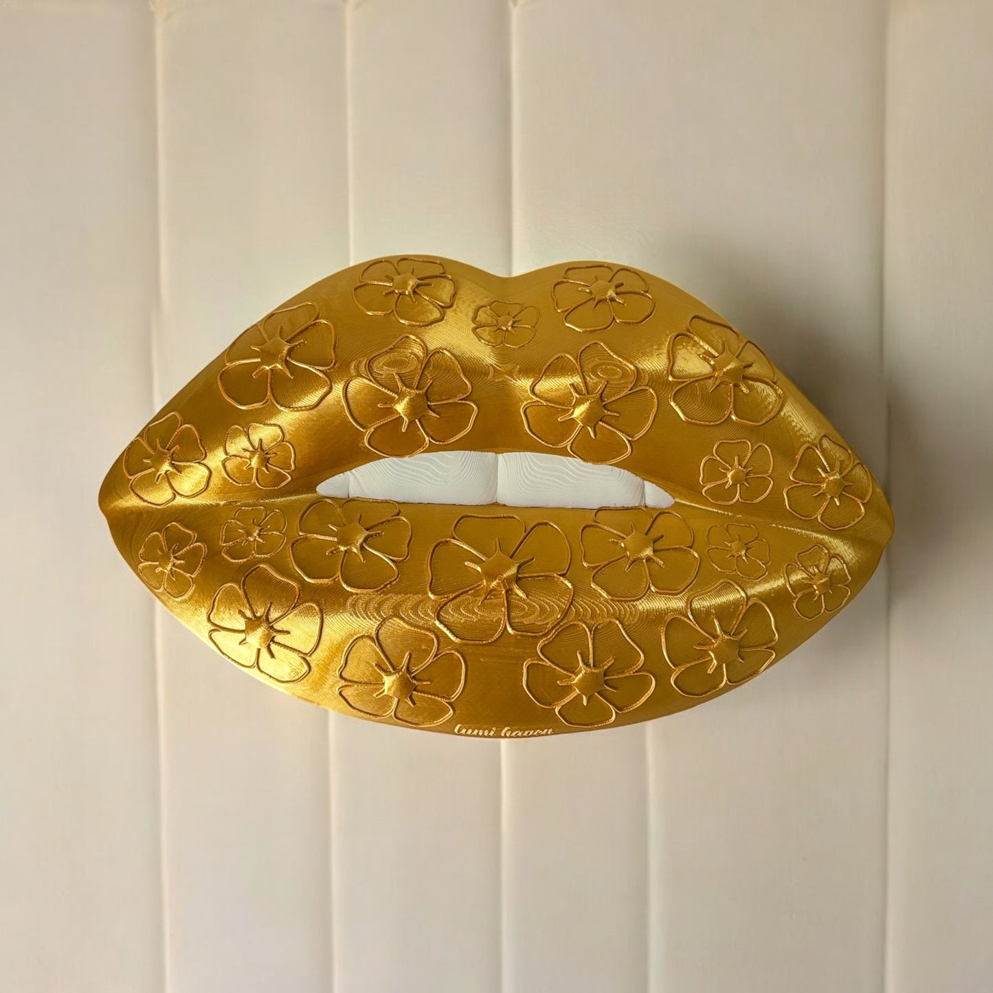 Gold lip wall decor