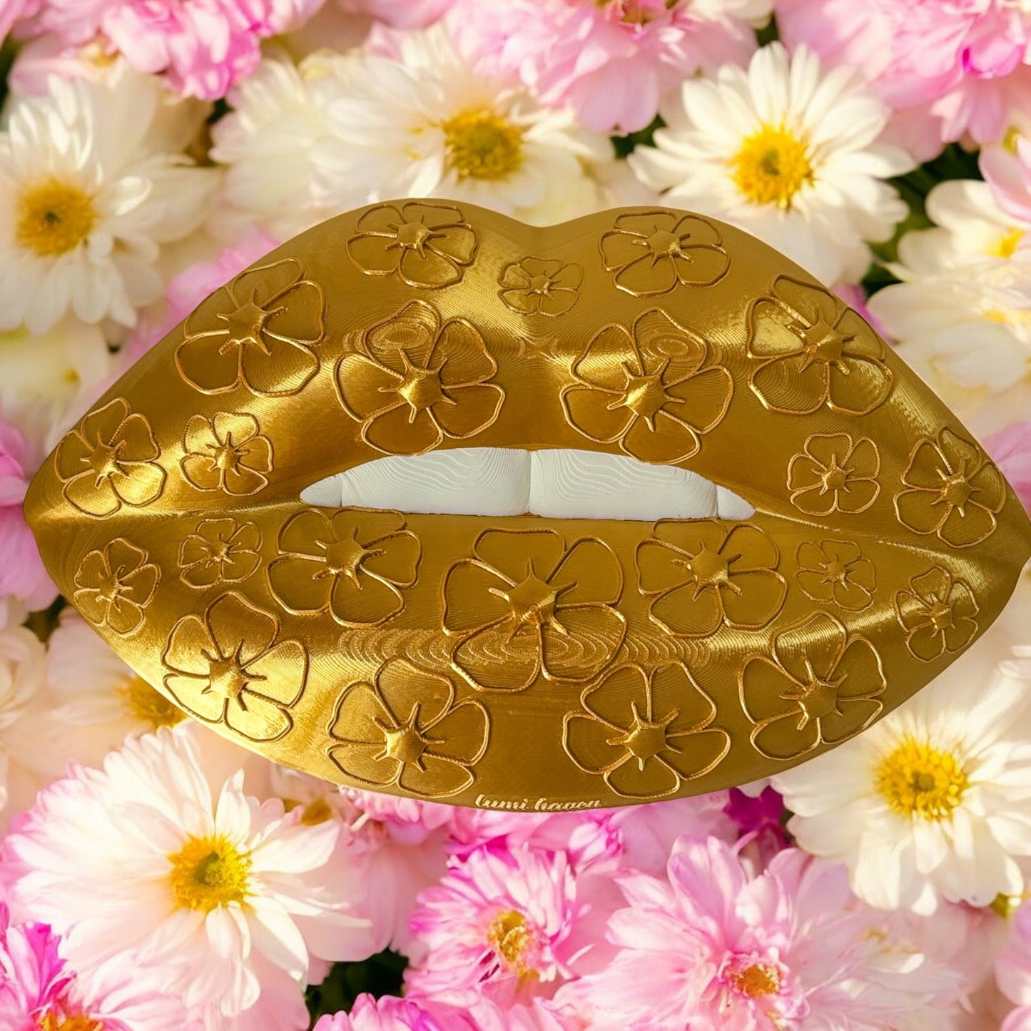 Gold lip wall decor