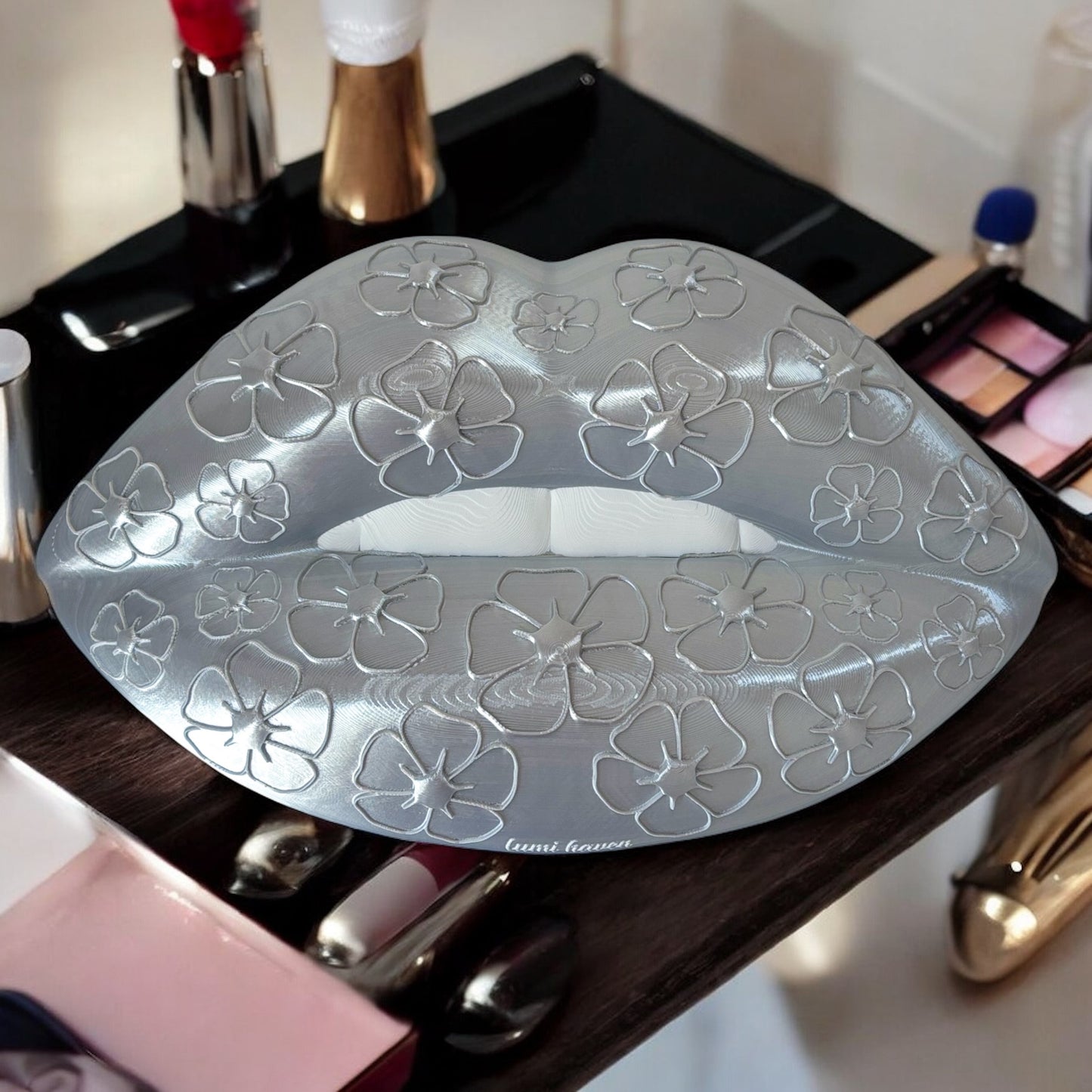 Silver lip wall decor