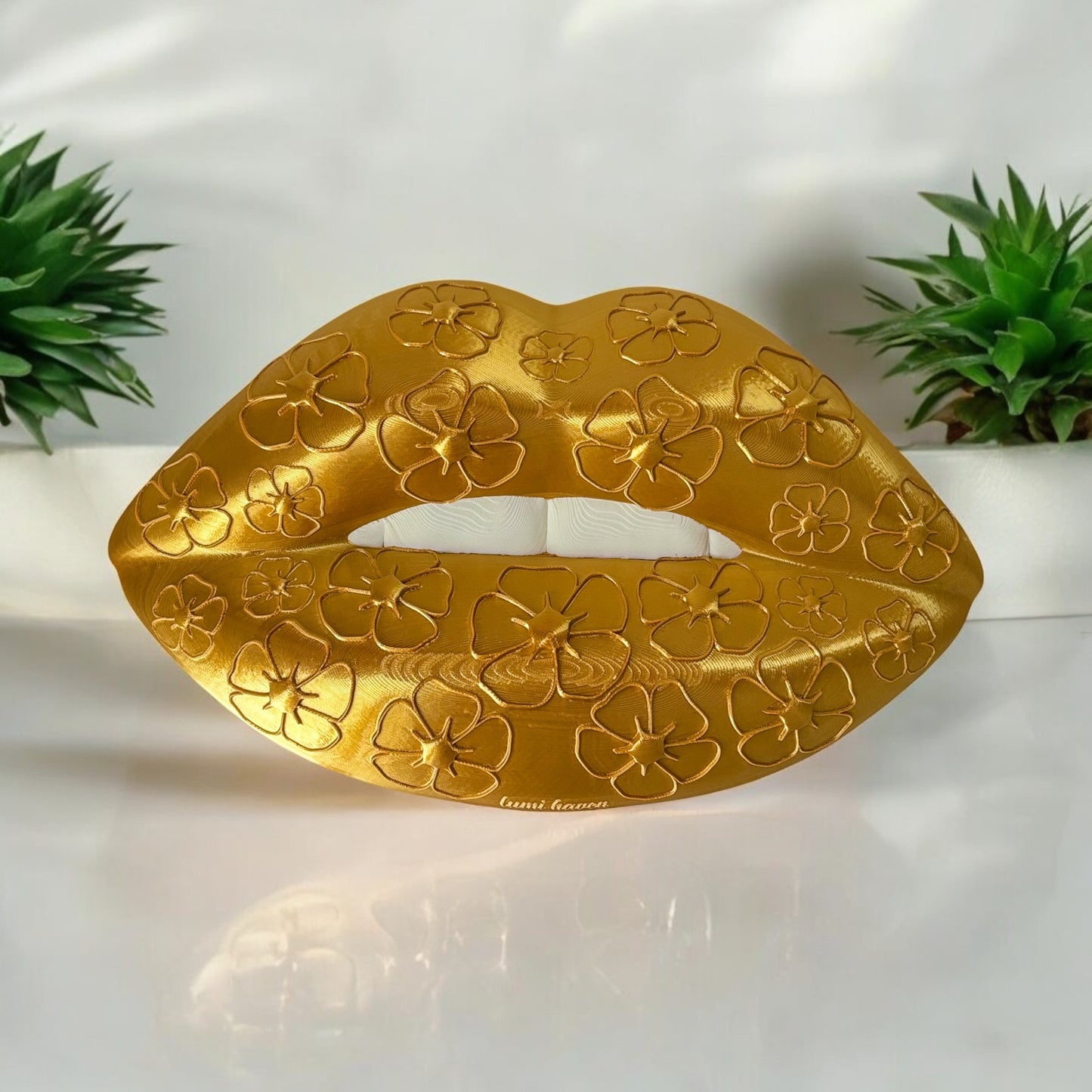 Gold lip wall decor